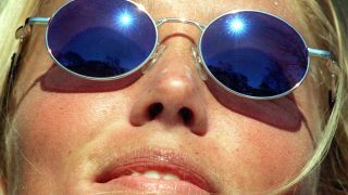 Frau mit verspiegelten Sonnenbrille (Bild: picture-alliance/dpa/Peter Kneffel)