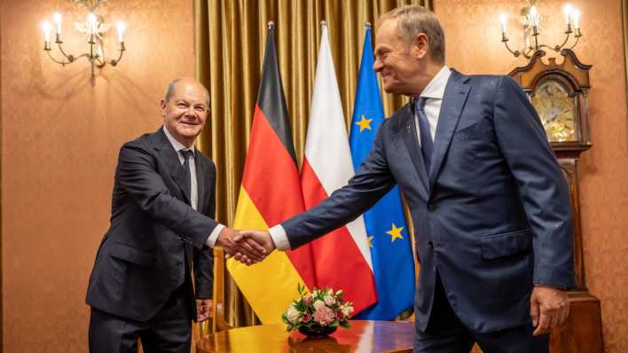 Bundeskanzler Olaf Scholz (SPD), wird von Donald Tusk (r), Ministerpräsident von Polen, zu den deutsch-polnischen Regierungskonsultationen begrüßt