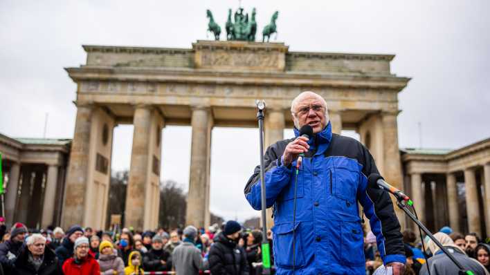 Ulrich Schneider vom Paritätischer Wohlfahrtsverband bei einer Demonstration gegen Rechts auf dem Pariser Platz am Brandenburger Tor