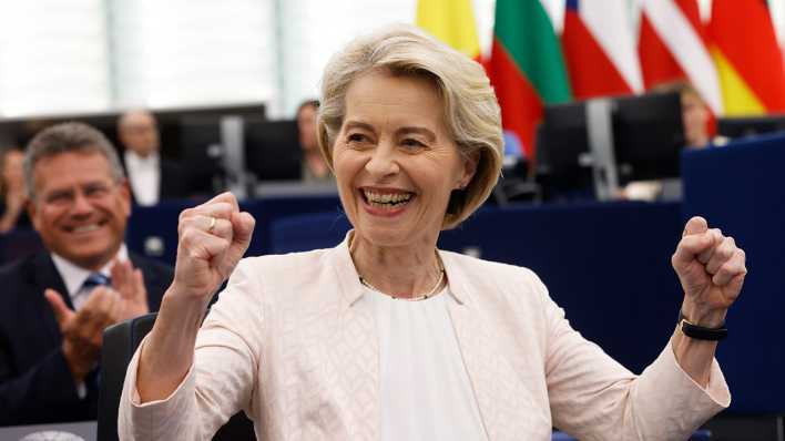 EU-Kommissionspräsident Ursula von der Leyen freut sich über ihre Wiederwahl.