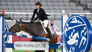 Annika Zillekens bei den Olympischen Spielen 2021 in Tokyo auf dem Pferd Saint Boy, das den Sprung verweigert.