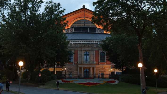 Das Festspielhaus Bayreuth im Abendlicht vor dem Start der Bayreuther Festspiele (Bild: picture alliance/dpa/Daniel Löb)