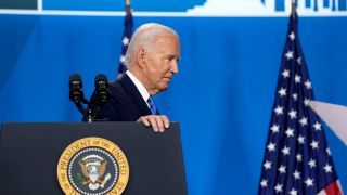 Joe Biden wendet sich vom Mikrofon ab