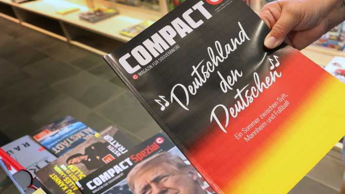 Eine Ausgabe des rechtsextremistischen Magazins "Compact" titelt mit dem Satz "Deutschland den Deutschen".