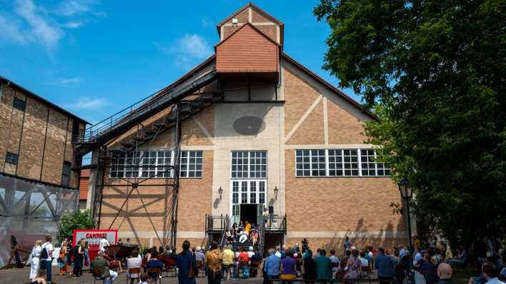 Zuschauer vor dem Kunstzentrum E-Werk in Luckenwalde (Teltow-Fläming) (Bild: IMAGO / Eberhard Thonfeld)