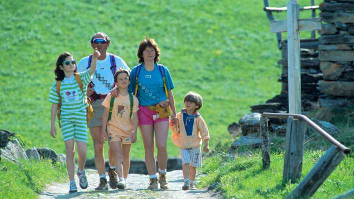 Familie beim Wandern in den Bergen (Bild: picture alliance / blickwinkel/P. Royer)