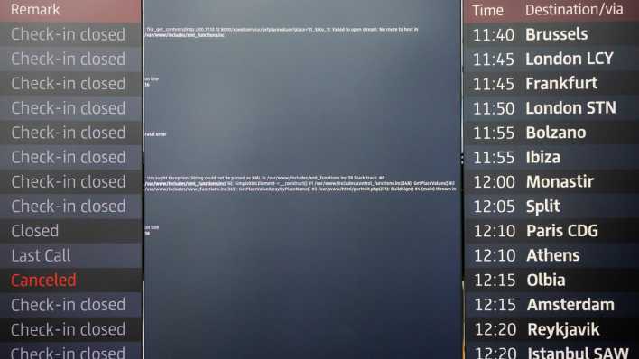 Eine Anzeigetafel am Hauptstadtflughafen BER funktioniert nach einer IT-Panne nicht ordnungsgemäß. (Bild: picture alliance/dpa/Christoph Soeder)