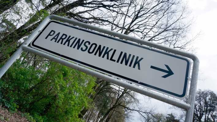 Ein Wegweiser führt zur Parkinsonklinik in der Straße nach Fichtenwalde in Beelitz-Heilstätten