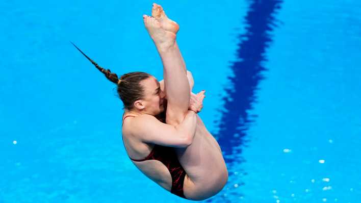 Die Wasserspringerin Lena Hentschel beim Sprung vom drei-Meter-Brett (Bild: picture alliance/AP Photo/Hassan Ammar)