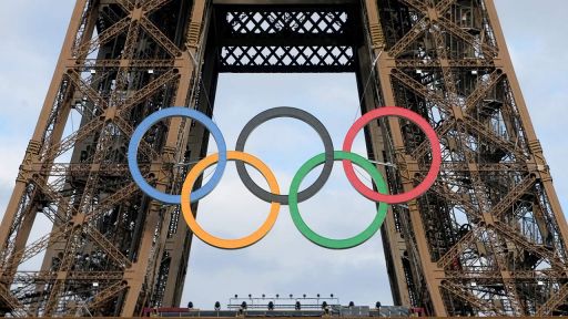 Olympia Paris 2024: Blick auf den Eiffelturm mit den Olympischen Ringen (Bild: picture alliance/dpa | Michael Kappeler)