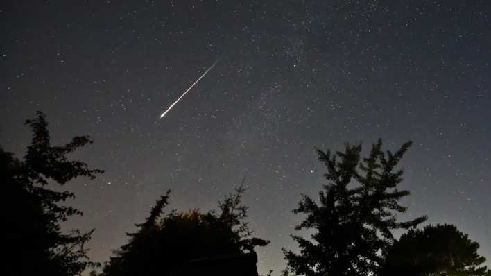 Ein Perseidenmeteor zieht über den Himmel (Bild. picture alliance/dpa/Marco A. Ludwig)