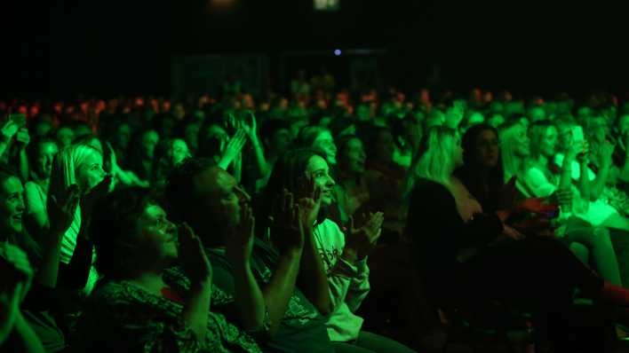 Symbol: Publikum bei einem Poetry Slam