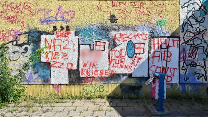 ARCHIV, Eisenhüttenstadt, 4.9.23: Hausfassade am Platz der Jugend mit rechtsextremer Hetze sowie SS-Runen (Bild: picture alliance/dpa/Patrick Pleul)