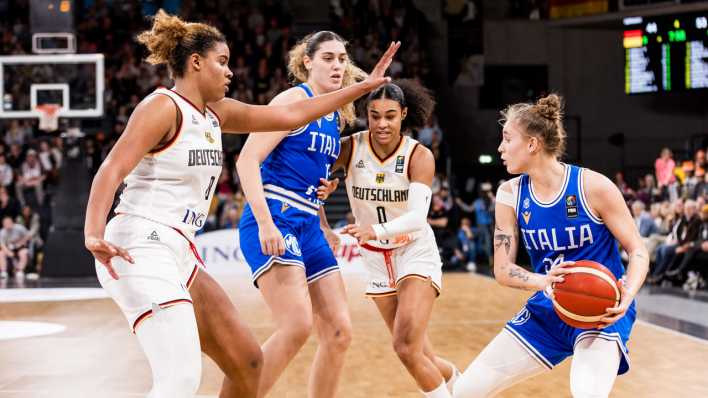 Basketball: Nyara Sabally (Deutschland, #8) und Satou Sabally (Deutschland, #0) bei der Qualifikation der Basketballerinnen gegen Italien (Bild: picture alliance / BEAUTIFUL SPORTS/Wunderl )