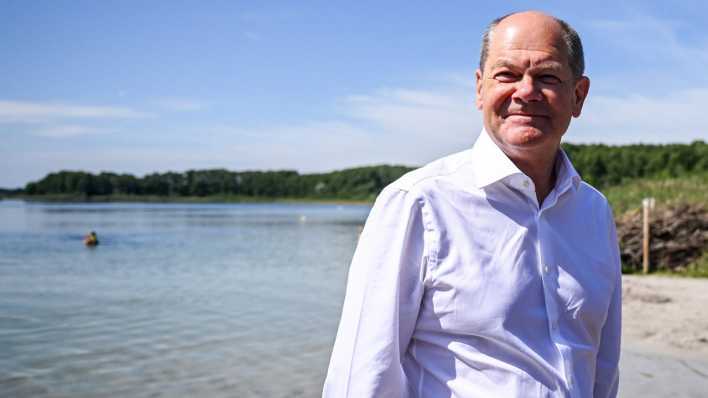 Olaf Scholz am See im Sommer