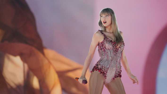 Sängerin Taylor Swift steht in der Veltins-Arena auf der Bühne.