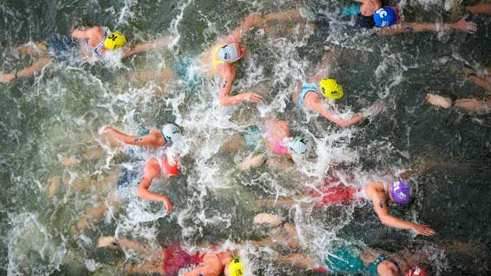 Triathletinnen schwimmen in der Seine