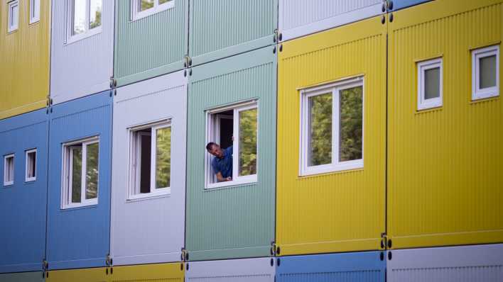 Ein Hausmeister erledigt Arbeiten an einer Wohncontainer-Unterkunft in Steglitz-Zehlendorf (Archivbild).