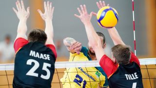Volleyball: Deutschlands Lukas Maase (l-r), Brasiliens Alan Souza und Deutschlands Johannes Tille kämpfen um den Ball. (Bild: picture alliance/dpa | Uwe Anspach)