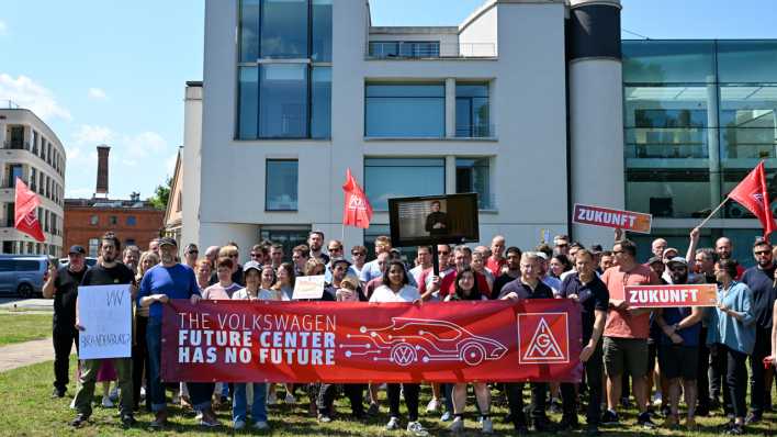 Beschäftigte und Mitglieder der Gewerkschaft IG Metall demonstrieren vor dem Volkswagen Group Future Center Europe in der Potsdamer Schiffbauergasse