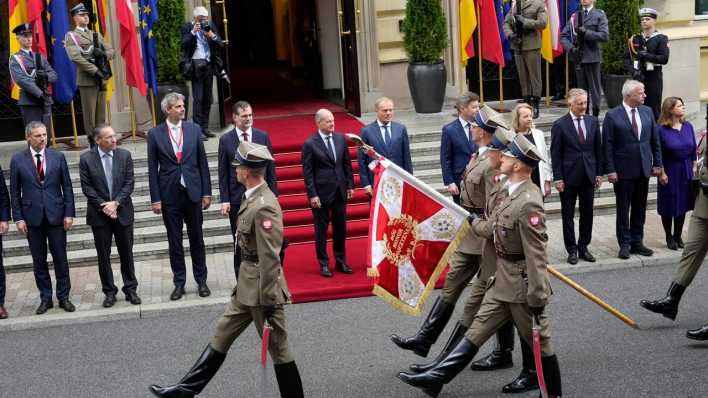 Der polnische Ministerpräsident Donald Tusk begrüßt Bundeskanzler Olaf Scholz in Warschau mit militärischen Ehren.