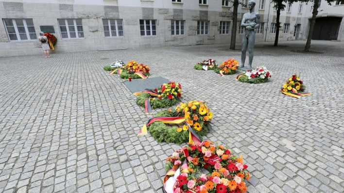 Kränze und Blumengebinde sind im Bendlerblock an der Gedenkstätte Deutscher Widerstand niedergelegt worden.