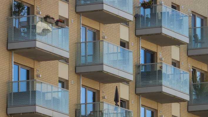 Balkone an der Fassade eines neuen Wohnhauses in der Hafencity Hamburg.