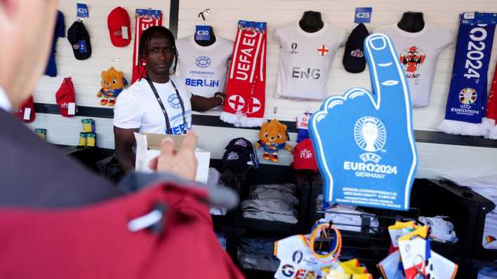 EM Merchandise Verkaufsstand in Berlin (Bild: IMAGO/PA Images/Andrew Milligan)