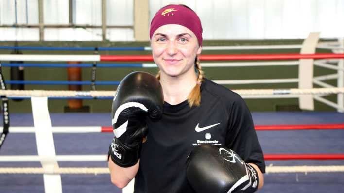 Maxi Klötzer mit Boxhandschuhen im Boxclub Chemnitz