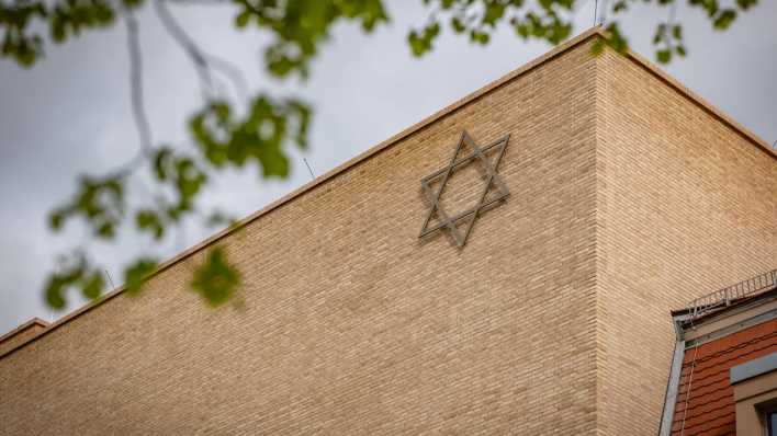 Ein Davidstern ist am Gebäude des neuen Synagogenzentrums Potsdam zu sehen.