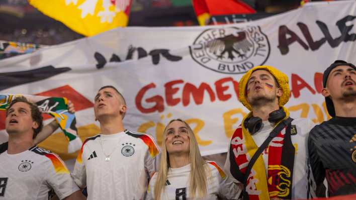 Deutsche Fans singen die Nationalhymne
