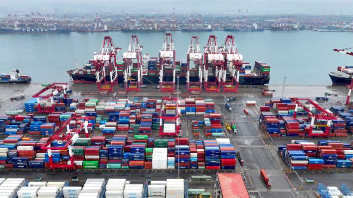 Frachtschiff und Container im Hafen von Qingdao, China