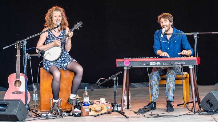 Archivbild: Lucie Mackert und Peter Fischer von dem Duo Mackefisch auf der Bühne 2023 (Bild: IMAGO / Funke Foto Services)