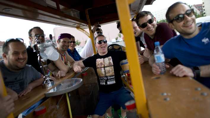 Gruppe Männer auf einem Beer Bike in Berlin