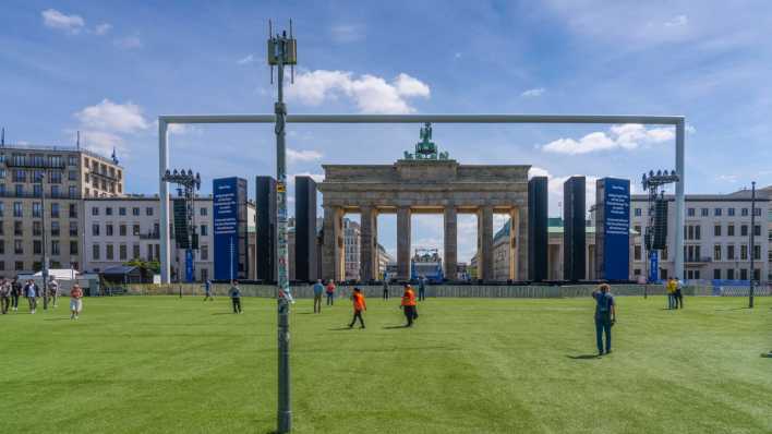 Großes Fußballtor vor dem Brandenburger Tor