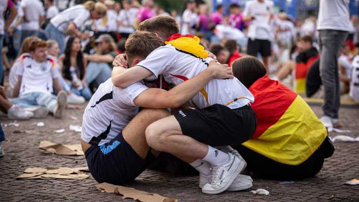 Fans der deutschen Nationalmannschaft liegen in Traenen nach dem Spiel gegen Spanien