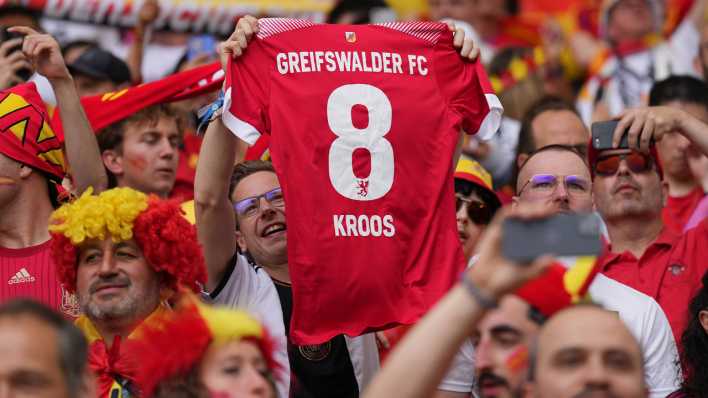 Fan von Toni Kroos hat ein Trikot vom Greifswalder SC