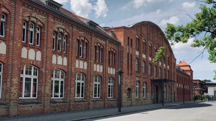 Berliner Landesarchiv, früher Produktionsgebäude der "Deutschen Waffen- und Munitionsfabriken" (Bild: rbb/Jannis Hartmann)