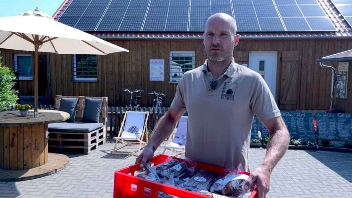 Christoph Lehmann mit eingeschweißten Waren von Bergsdorfer Wiesenrind