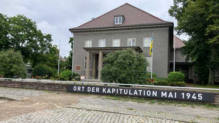 "Ort der Kapitulation Mai 1945" steht auf einer Mauer vor dem Museum Berlin-Karlshorst (Bild: rbb/Wolf Siebert)