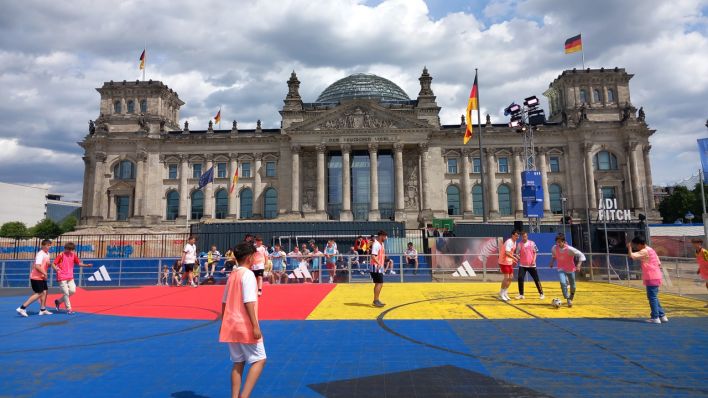 Auf der Fanzone vor dem Reichstag kann auch selbst gekickt werden