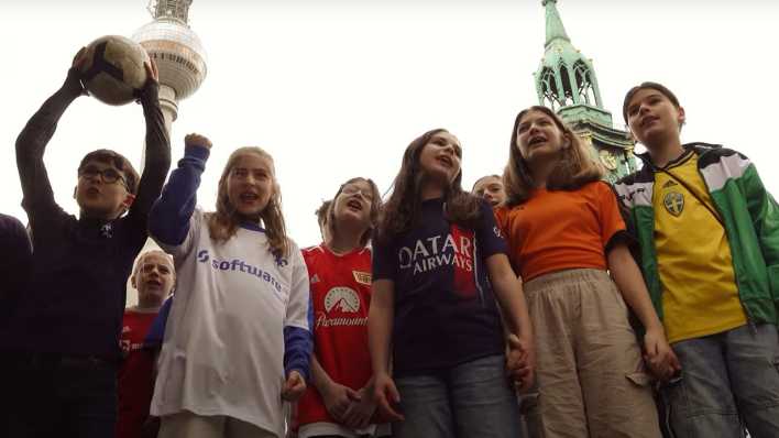 Schüler des Rosa-Luxemburg-Gymnasiums im Video zu ihrem EM-Song "United"