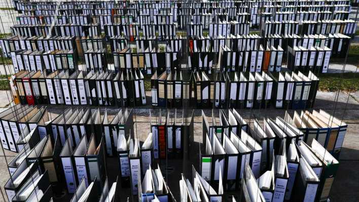 Symbolbild Bürokratie: Berlin, 26.02.2024, Leere Aktenordner stehen während einer Aktion des Zentralverbands des Deutschen Handwerks ZDH vor dem Bundeskanzleramt (Bild: picture alliance/dpa/Carsten Koall)