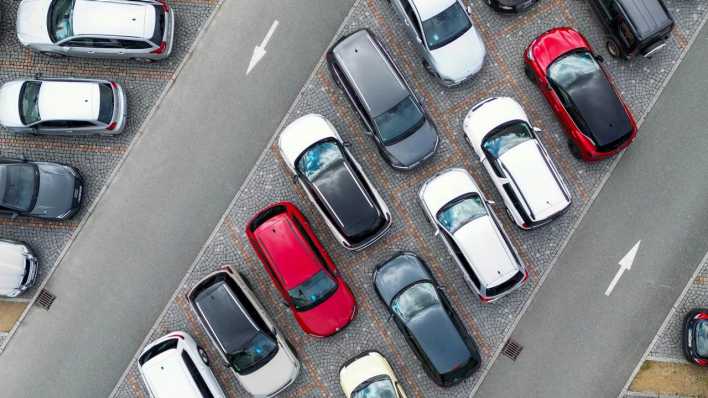 Ein komplett gefüllter Innenstadt-Parkplatz.