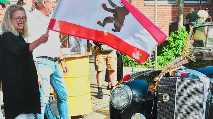 Verkehrssenatorin Ute Bonde (CDU) schickt die Teilnehmer der ADAC Landpartie Classic am Start zur ersten Oldtimer-Wandertour auf die erste Etappe.