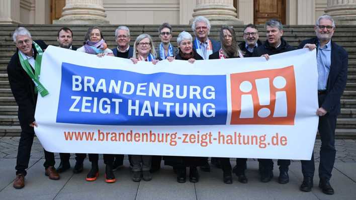 Bündnis unter dem Motto "Brandenburg zeigt Haltung!" (Bild: picture alliance/dpa/Britta Pedersen)