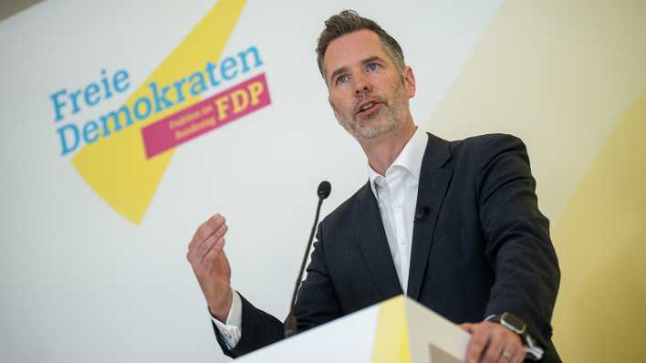 Christian Dürr, Fraktionsvorsitzender der FDP, bei einem Pressestatement.