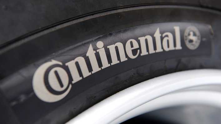 Ein Autoreifen mit der Aufschrift "Continental" (Bild: picture alliance / Sven Simon / FrankHoermann)