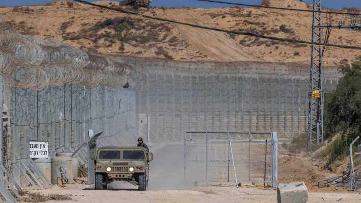 Ein israelisches Militärfahrzeug ist am Grenzübergang Erez an der Grenze zum Gazastreifen zu sehen.