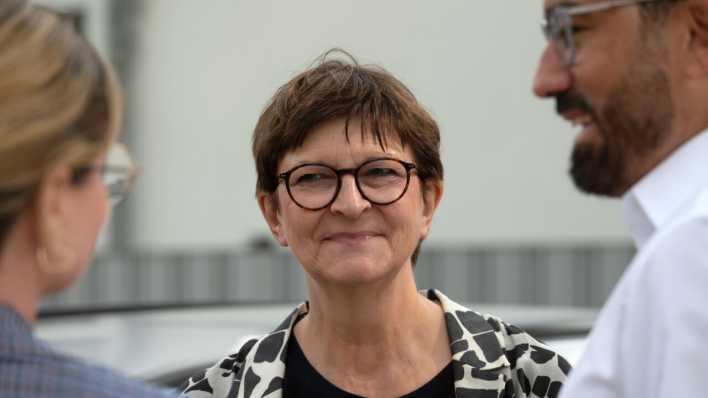 Die SPD-Bundesvorsitzende Saskia Esken in Bochum mit SPD-NRW-Landeschefin Sarah Philipp und dem SPD-Abgeordneten Serdar Yüksel (Bild: picture alliance/ Sven Simon/Malte Ossowski)